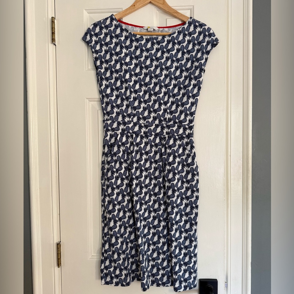 Boden Florrie Jersey Dress with Navy and White Pineapple-Print. Size 2